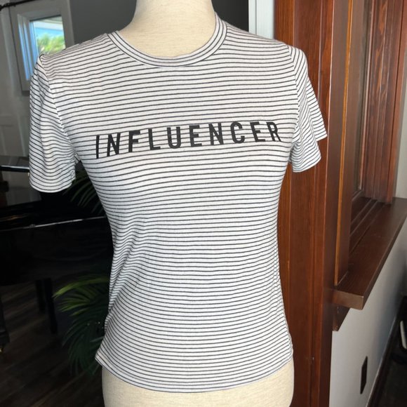 FOREVER 21 Influencer crew neck pullover t-shirt Size small EUC - Picture 7 of 7